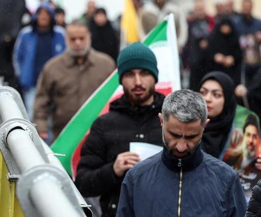 Forman en Irán cadenas humanas por centrales y puentes