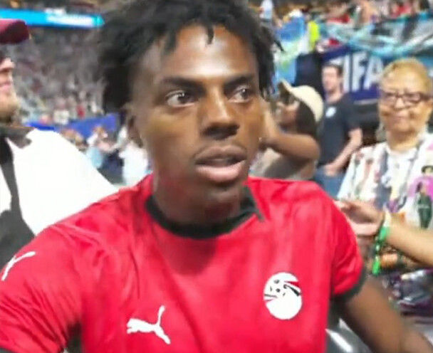 Investiga FIFA insultos racistas de aficionados de Argentina contra youtuber estadounidense