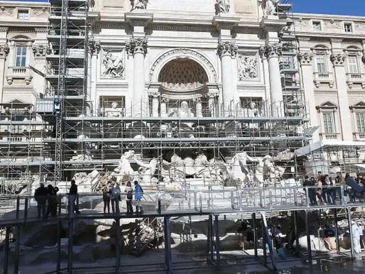 Habilitan pasarela para turistas sobre la Fuente de Trevi : no se podrán lanzar monedas