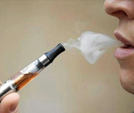 Latigazos y cárcel a proveedores de vapeadores en Singapur