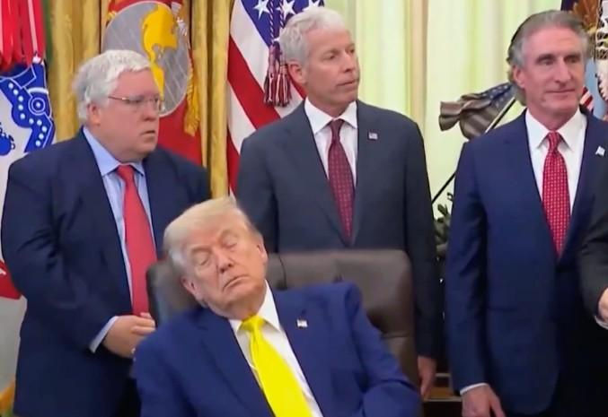 "Sleepy Donald" se queda dormido de nueva cuenta (video)