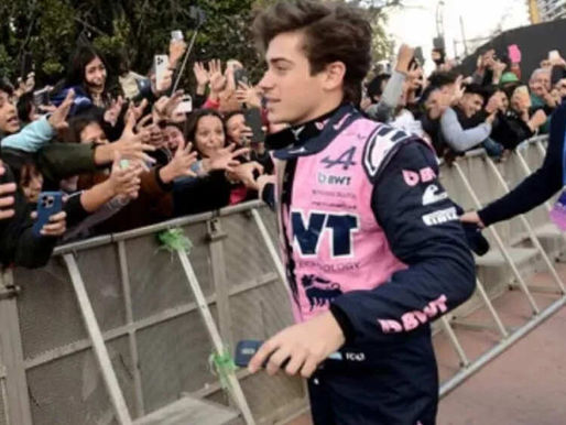 Piloto argentino de F1 conduce su bólido en Buenos Aires