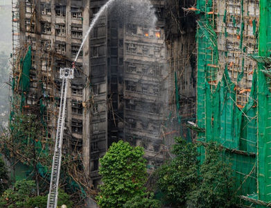 Sigue creciendo cifra de víctimas en incendio de torres de departamentos en Hong Kong