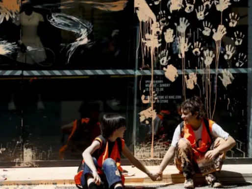 Arrojan pintura a locales de importante vía italiana, los activistas climáticos