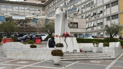 El Papa, estable, mejoran análisis de sangre