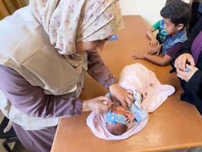 Miles de niños son vacunados en el segundo día de la campaña contra la polio