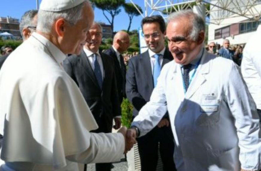 Exitosa cirugía al Papa
