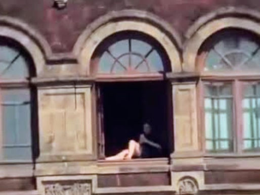 Sancionan a mujer que tomó el sol en una ventana de Palacio Nacional