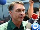 Visita Flávio Bolsonaro a su padre en prisión domiciliaria 