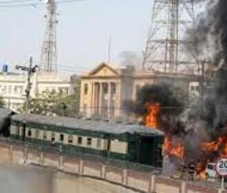 Mueren 29 personas en explosión dentro de tren en Pakistán