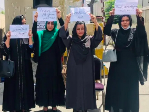 Rebeldía: mujeres afganas cantan en redes sociales contra veto talibán a su voz en público