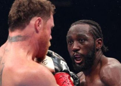 Vence Crawford al Canelo y lo despoja de sus títulos