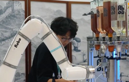Muestran puesto de comida 100% robotizado en feria de innovación en Pekín