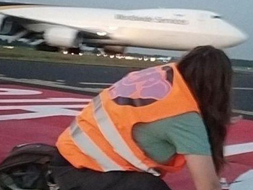 Protestan otra vez activistas climáticos en aeropuertos alemanes