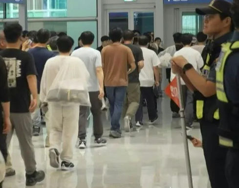 Llegó a Seúl avión con sudcoreanos detenidos en redada de Estados Unidos