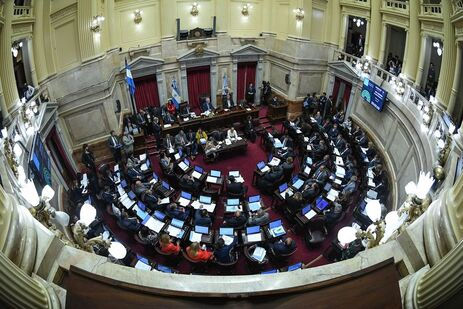 Duras críticas en Argentina, ahora por sueldos en el Senado y a hermana de Milei