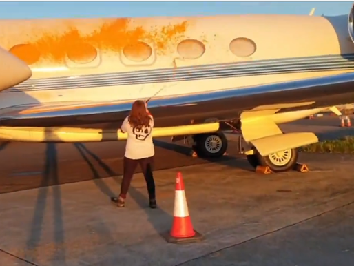 Activistas pintan aviones en un aeropuerto de Londres: antes, llegó Taylor Swift