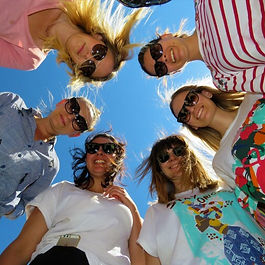 Popisi su dobri, popisi su podsjetnici i kontrolni obrasci uz koje lakše obavljamo pripreme i poslove. Preuzmi besplatno popis potrošnog materijala u apartmanu ili kući za odmor za efikasniju pripreme sezone i lov na akcije u kojima bismo mogli ostvariti značajne uštede
Tek je siječanj, reći ćete, vremena još ima dovoljno. Ima li, zaista? Dani lete, nećemo se okrenuti i naći ćemo se u toplim danima travnja, u nekim regijama Hrvatske, već i s prvim gostima pred vratima.
Inflacija diže troškove našeg poslovanja, ali to ne smije biti razlog da odustanemo od svih ulaganja. Zamjena dotrajalih ručnika ili nabavka potrošnog materijala može započeti već sada. Naš budžet će nam biti zahvalan budemo li kupovali na akcijama
I zato je već sada vrijeme da se počnemo polako pripremati za sezonu loveći akcije i popunjavajući svoj arsenal potrošnog materijala. Zašto ne bismo stvorili zalihe toaletnog papira ili deterdženta za pranje rublja?
Teško da će higijenske potrepštine koje moraju biti na raspolaganju gostima u sezoni biti cjenovno povoljnije nego sada. Pratimo akcije i pripremimo se za sezonu ranije. Ne dopustimo cijenama i rezervacijama proljetnih termina da nas iznenade
Kako bismo si pomogli da pripremimo sve navrijeme, složili smo listu potrepština i potrošne opreme za apartmane, sobe i kuće za odmor . Lista nam može pomoći da provjerimo u kakvom stanju su naše zalihe pa ih po potrebi dopunimo.
Moramo priznati da nas je iznenadila količina i raznovrsnost potrošnog materijala kojeg koristimo u svojim smještajnim objektima. Izbrojili smo preko 40 različitih proizvoda i predmeta koje obvezno pripremimo za svoje goste. Osim toga, na popis smo uvrstili i one koji, prema anketama gostiju , podižu razinu njihovog zadovoljstva smještajem i kvalitetu boravka pod našim krovom. Iako kuhinjska oprema nije baš potrošni materijal ako je kvalitetna, uvrstili smo ju na popis jer prije svake sezone moramo provjeriti njeno stanje i dopuniti manjak i dotrajale komade.
Kompletan popis potrošnog materijala za apartman ili kuću za odmor možete preuzeti besplatno u našoj Download zoni pa ga isprintati i koristiti za provjeru stanja svojih zaliha.
Članak je objavljen na stranicama https://www.cimerfraj.hr/ideje/popis-potrosnog-materijala-apartman