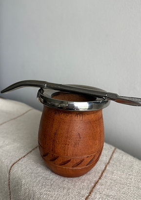 Carved carob / Algarrobo repujado