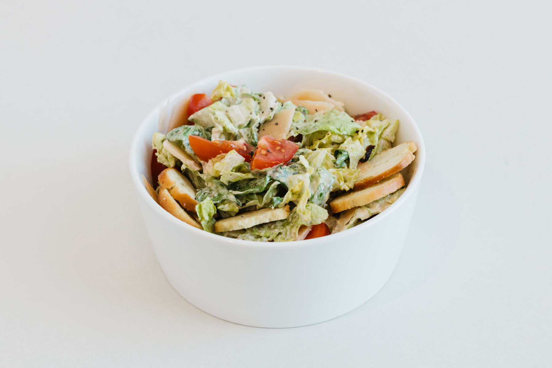 Klassikaline Caesari salat rooma salati, parmesani ja siidise Caesari kastmega.