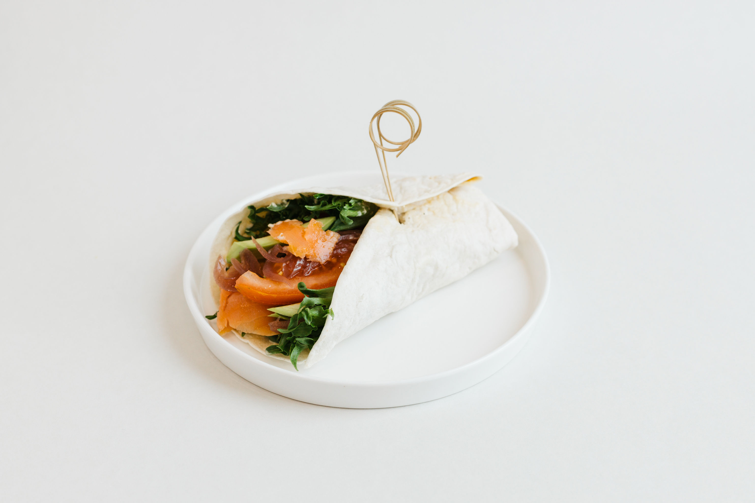 Suitsukala wrap värskete koostisosade, suitsukala ja kerge kastmega.