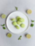 Mandlijahust gluteenivaba mojito makroon värskendava laimi ja piparmündi käsitöökreemiga.