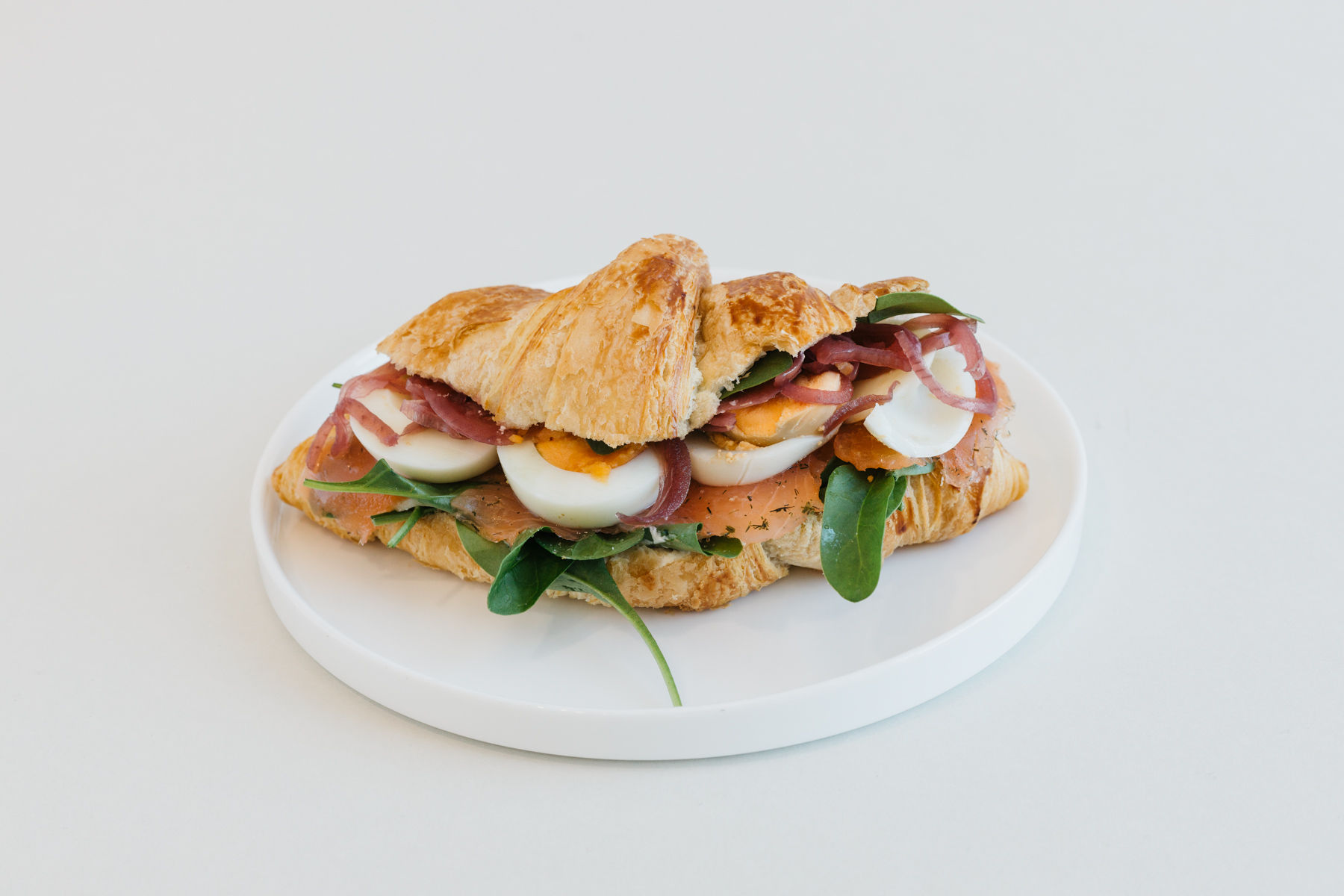 Võine croissant suitsulõhe, värske salati ja kreemise täidisega.