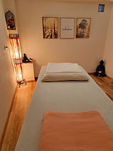 Massageliege im Massageraum