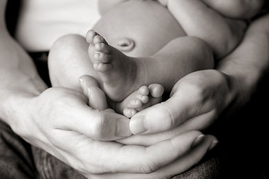 Pieds et mains d'un bébé et de sa famille