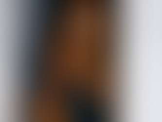 Une personne entre dans la maison pendant qu'un chien saute joyeusement pour l'accueillir, scène chaleureuse et lumineuse.