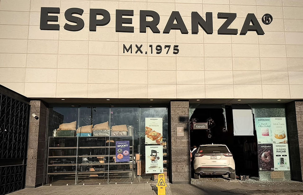 Vehículo termina dentro de panadería en el fraccionamiento Natura
