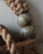 Detalhe da alça da Bolsa Dália em crochê, com elementos decorativos e acabamento manual.