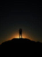 homme et femme sur une montagne au coucher du soleil