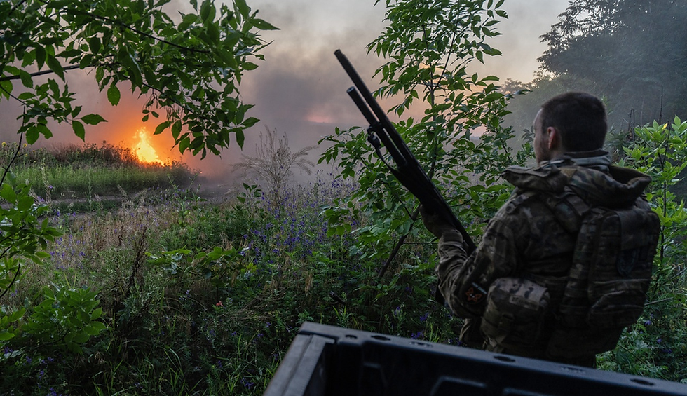 Український військовослужбовець стріляє по російському безпілотнику FPV поблизу прифронтового міста Краматорськ, Донецька область. Автор: Ірина Рибакова