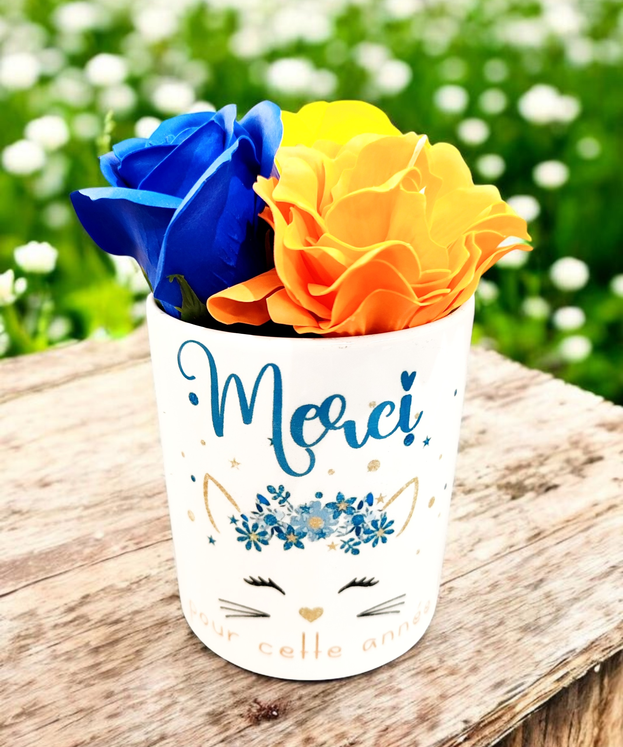 Pot à crayons avec fleurs de savon "Merci " chat bleu