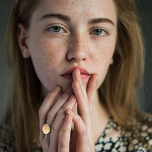 Chica joven con pecas