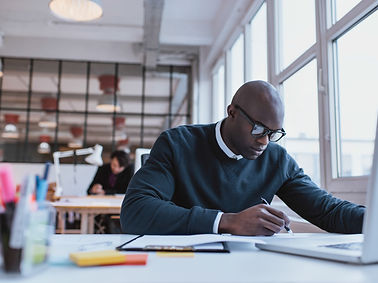 Travail de bureau concentré