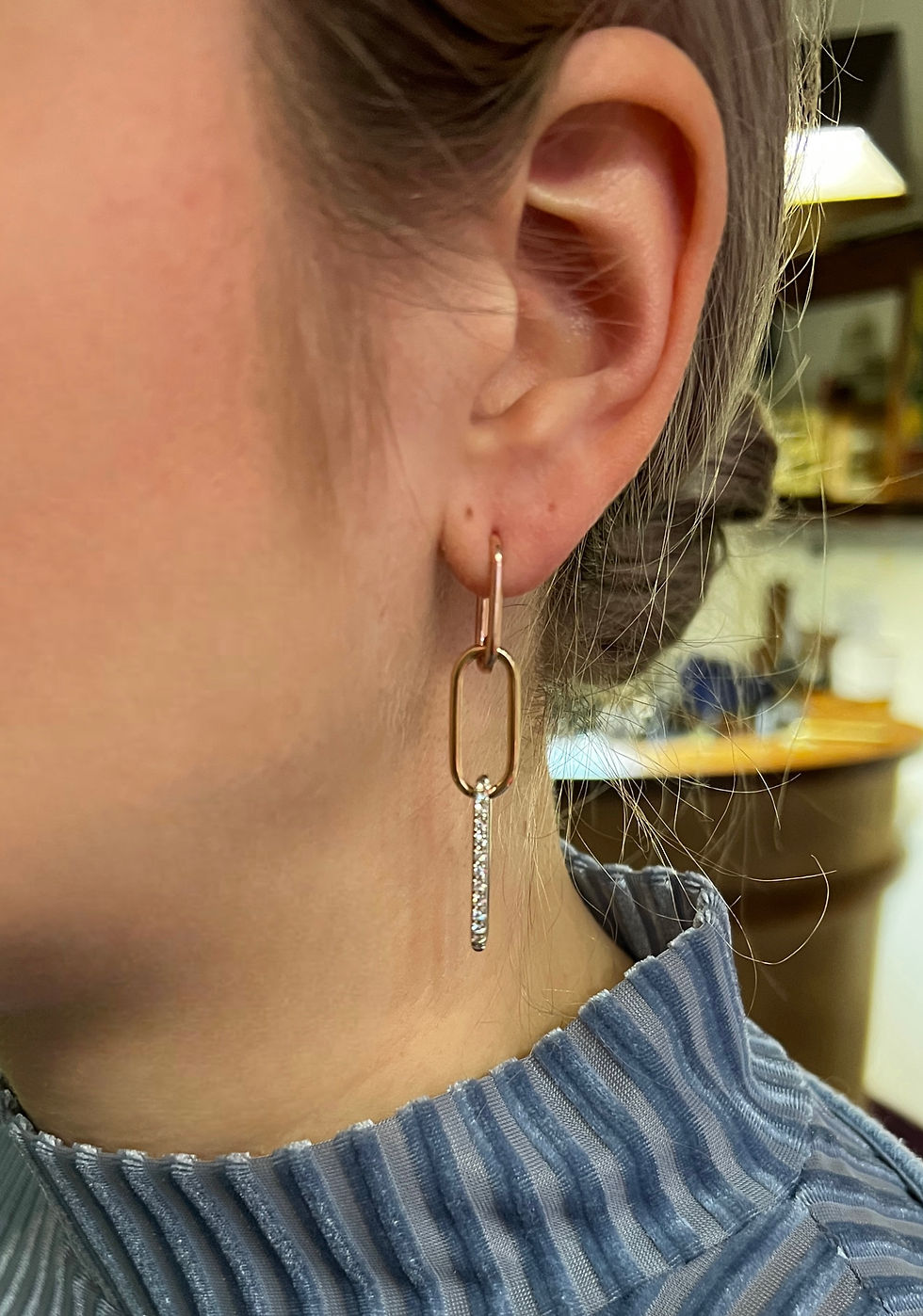 Thumbnail: Chain reaction earring
