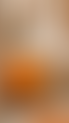 Un meuble vasque orange.