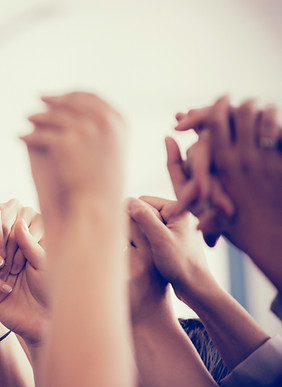 Les mains jointes