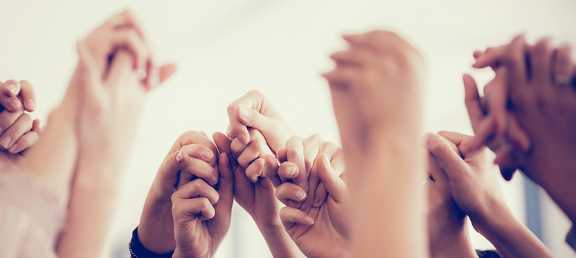 Femmes tenir par la main