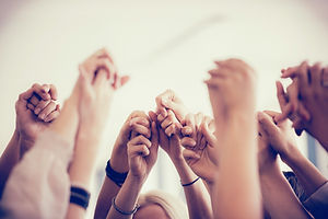 Femmes tenir par la main