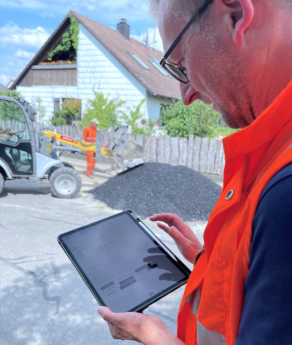 Christian Dobrindt nutzt die Anwendung auf dem Tablet