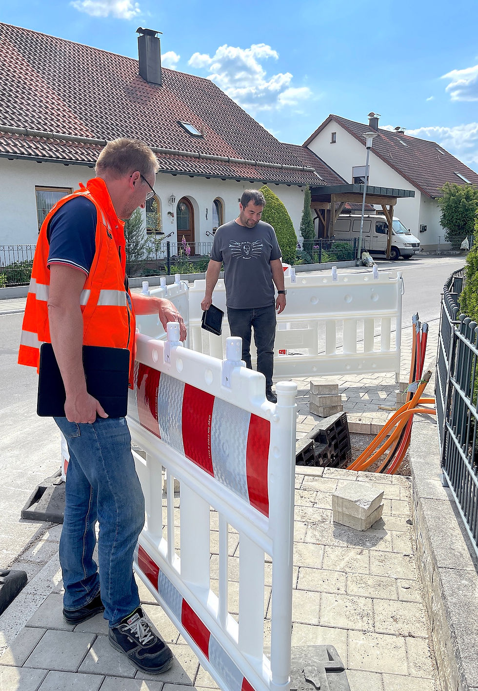 Begutachtung der Baustelle rund um die Glasfaserkabel