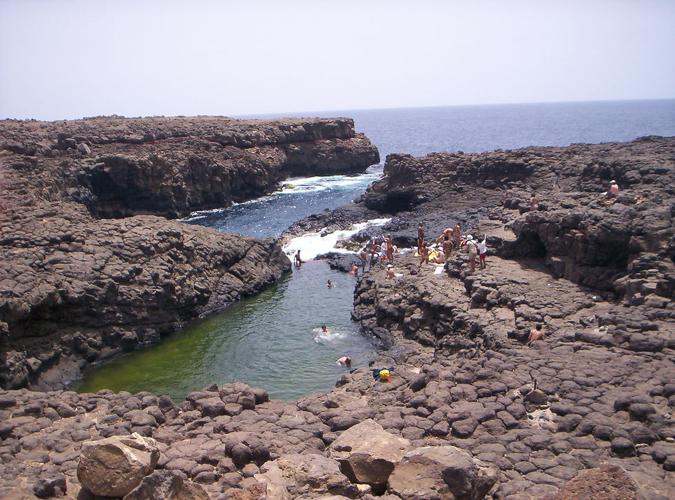 Piscina_natural_da_buracona_na_ilha_do_sal.JPG