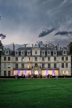 Château de Brumare, lors d'un mariage en Normandie au crépuscule, photo de mariage élégante en extérieur