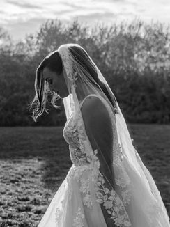 portrait d'une mariée candide en noir et blanc, 