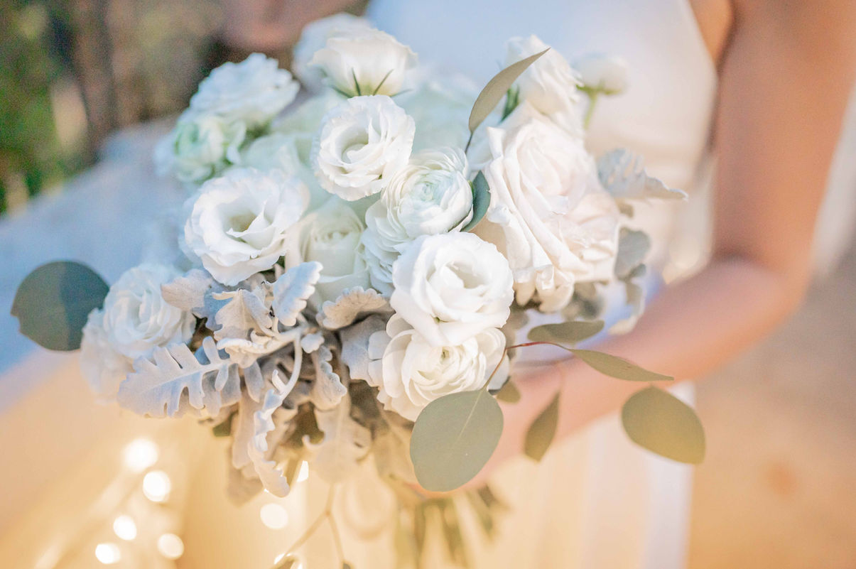 Bouquet de mariée blanc tenu par la mariée.