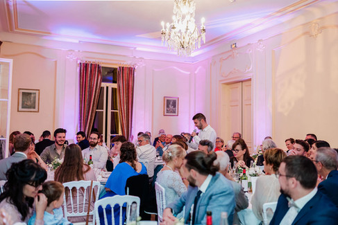 les invites dans la salle de diner au chateau de rots