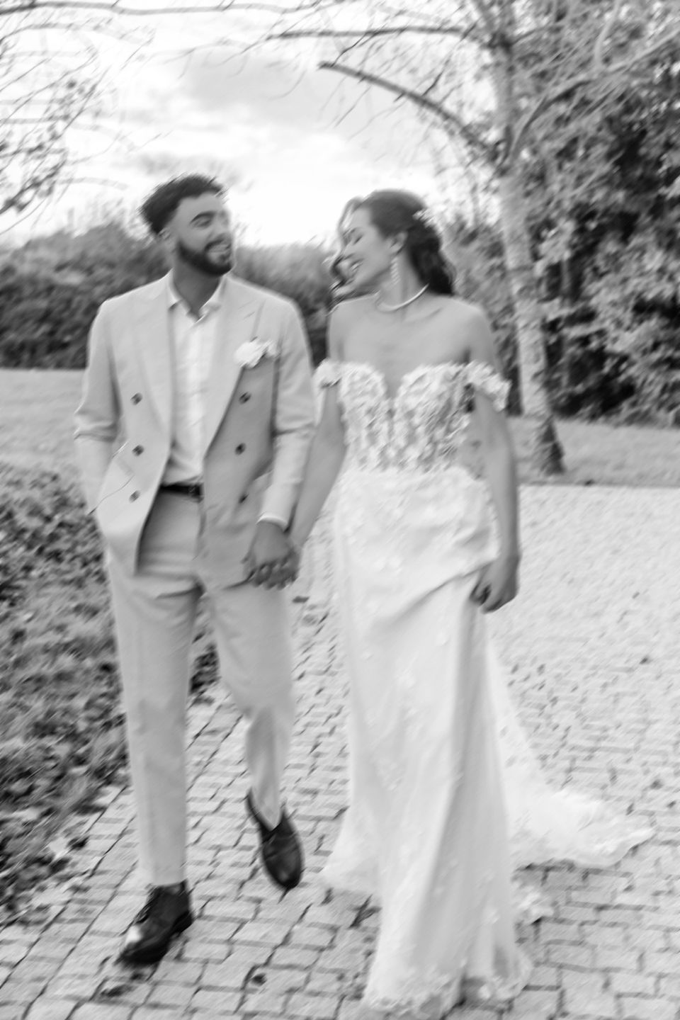 Couple marchant main dans la main en extérieur.